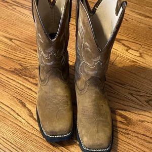 Ariat Unbridled Rancher Waterproof boot 8B. Color: distressed brown. New.